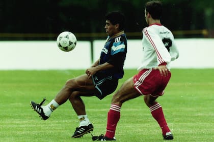 Diego Maradona, en una práctica en Boston, con un juvenil de Renato Cesarini, durante el Mundial de Estados Unidos 1994