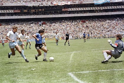 Diego Maradona enfrenta a Peter Shilton para convertir el gol del siglo contra Inglaterra