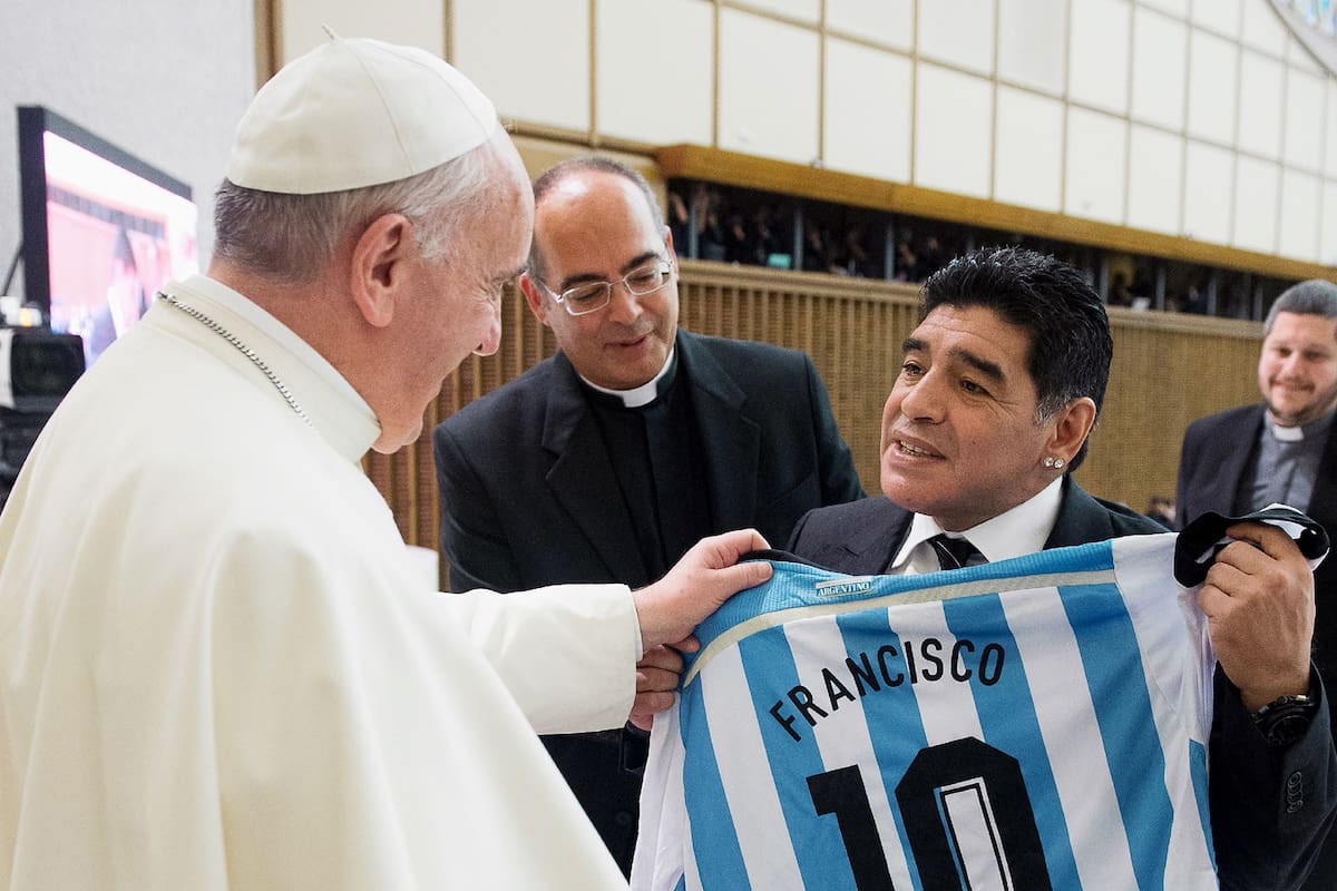 Diego Maradona entrega una camiseta del seleccionado argentino al Papa Francisco, en el Vaticano, en septiembre de 2014