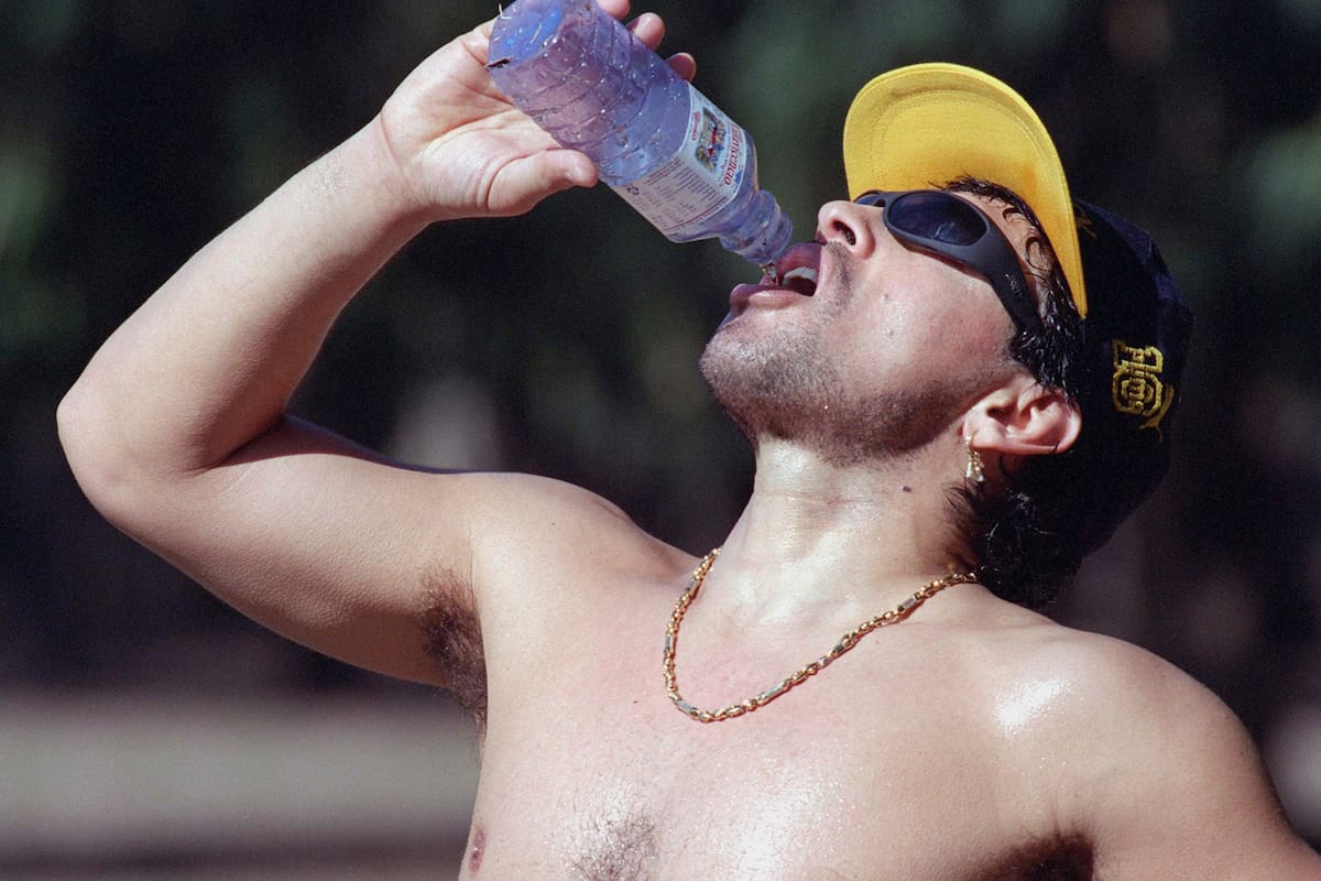 Diego Maradona entrenando en los bosques de Palermo, en mayo de 1996.