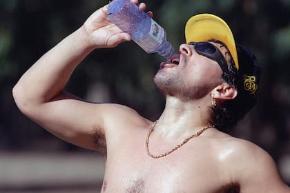 Diego Maradona entrenando en los bosques de Palermo, en mayo de 1996.