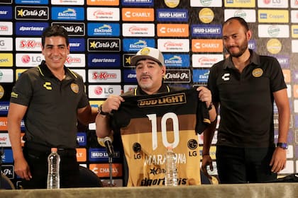 Maradona, con la camiseta emblema de Dorados con su nombre