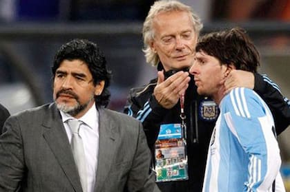 Diego Maradona, Fernando Signorini y Lionel Messi en el Mundial de Sudáfrica 2010