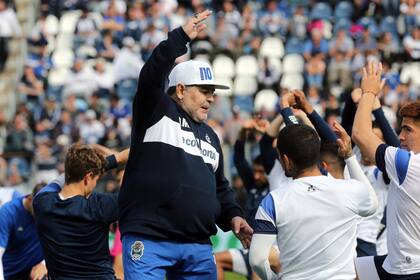 Diego Maradona generó un boom en Gimnasia; le llegó la hora de la verdad por el debut ante Racing