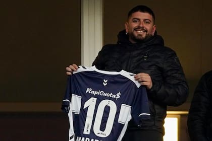 Diego Maradona (h.) fue ovacionado al recibir una camiseta tripera de su padre, en la victoria de Gimnasia por 2-0 sobre Patronato por la Liga Profesional.