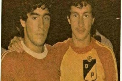 Diego Maradona (izq.), junto a Benjamín ''Mincho'' Cardona, el 19 de febrero de 1980.