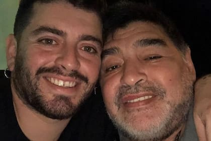 Diego Jr. viaja para despedir a Maradona y sembró dudas sobre la sucesión