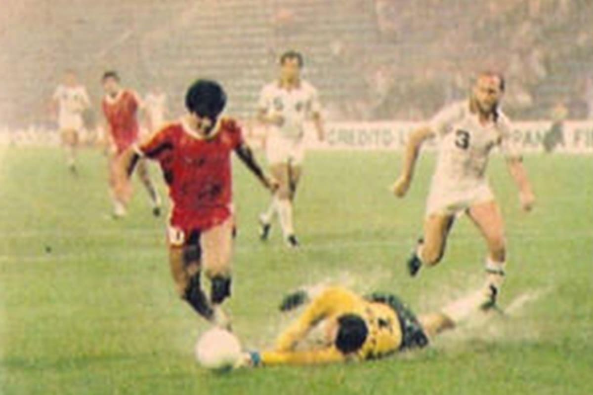 Diego Maradona jugando para Argentinos Juniors frente al Cosmos.