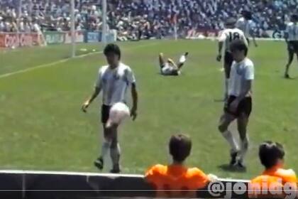 Diego Maradona juguetea con la pelota en el final de Argentina 3 vs. Alemania 2, la definición de México '86