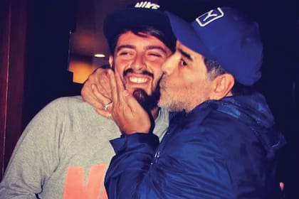 Diego Maradona junior, con su papá; recibirá el pasaporte argentino el jueves próximo