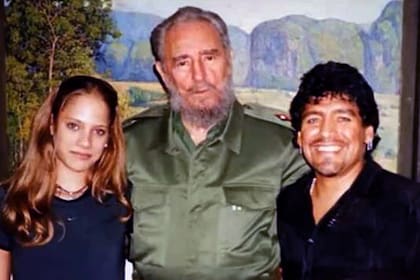 Diego Maradona junto a Mavys Álvarez y Fidel Castro en Cuba