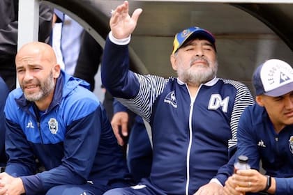 Diego Maradona junto con Sebastián Méndez y Adrián González, en la victoria ante Aldosivi, en Mar del Plata