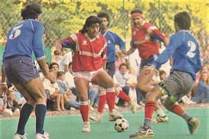 Diego Maradona la pisa, rodeado por Ernesto Trotz (5), Gonzalo Heguy y Pepe Heguy (2)