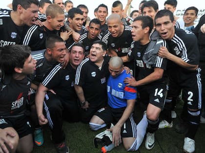 Diego Maradona no jugará en Riestra
