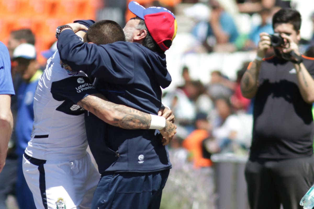 Diego Maradona se funde en un abrazo con Víctor Hugo Ayala después del primer gol del paraguayo para Gimnasia en Mendoza.