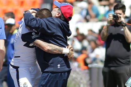 Diego Maradona se funde en un abrazo con Víctor Hugo Ayala después del primer gol del paraguayo para Gimnasia en Mendoza.