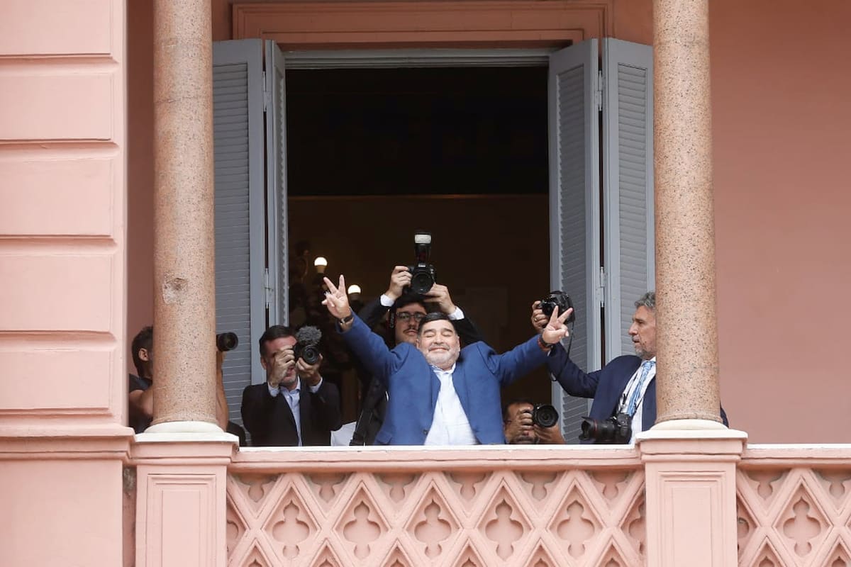 Diego Maradona se reunió con Alberto Fernández: le llevó camisetas y salió al balcón de la Casa Rosada