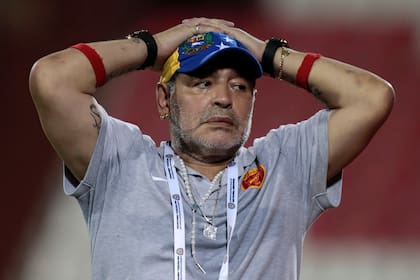 Diego Maradona se toma la cabeza tras el error del arquero de su equipo; así se escurrió la posibilidad del ascenso en la Liga Arabe