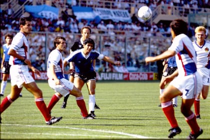 Diego Maradona sin socios argentinos, rodeado por jugadores de Yugoslavia; salvo cuando pudo conectar con Caniggia, así jugó todo el Mundial el N° 10,