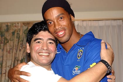 Diego Maradona y Ronaldinho; el brasileño calificó al argentino como "más grande de Pelé".