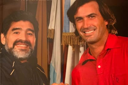 Diego Maradona y Adolfo Cambiaso, reunidos en Ezeiza en 2010, poco antes de la partida del seleccionado hacia el Mundial de Sudáfrica.