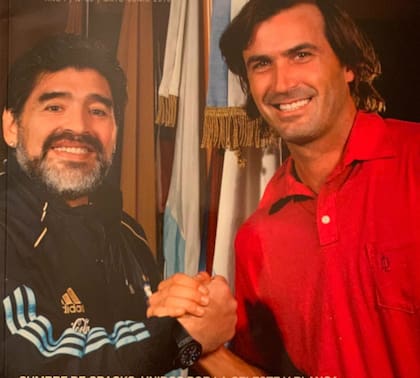 Diego Maradona y Adolfo Cambiaso, reunidos en Ezeiza en 2010, poco antes de la partida del seleccionado hacia el Mundial de Sudáfrica.