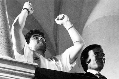 Diego Maradona y Carlos Menem en el balcón de la Casa de Gobierno