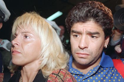 Diego Maradona y Claudia Villafañe, en el aeropuerto de Ezeiza en 1996