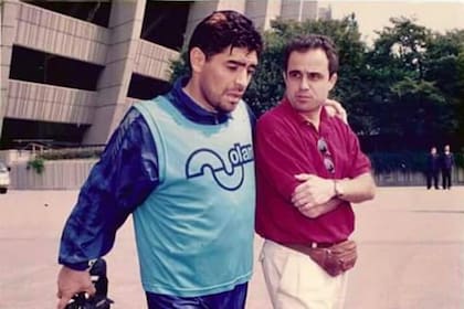 Camina Maradona por China, y lo lleva del hombro a Arcucci; “No he llorado todavía. Es muy curioso, pero me emociona mucho más la emoción de los otros”, cuenta el periodista que durante casi dos décadas fue el Jefe de Deportes y Secretario de Redacción de LA NACION