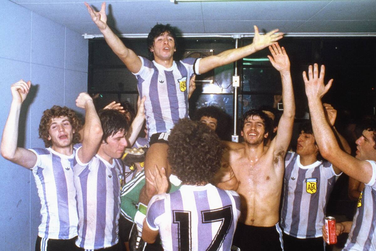 Diego Maradona y el resto del plantel celebran la primera conquista mundial juvenil de Argentina, en Japón 1979; aquel seleccionado hizo madrugar a los hinchas vía televisión.