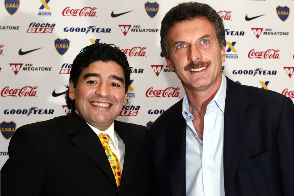 Diego Maradona y Mauricio Macri, durante una conferencia de prensa en la Bombonera, cuando la relación no era tan distante