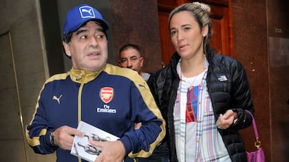 Diego Maradona y Rocío Oliva, a pasos de la clínica, donde el astro fue a hacerse unos análisis y consultar algunos tratamientos