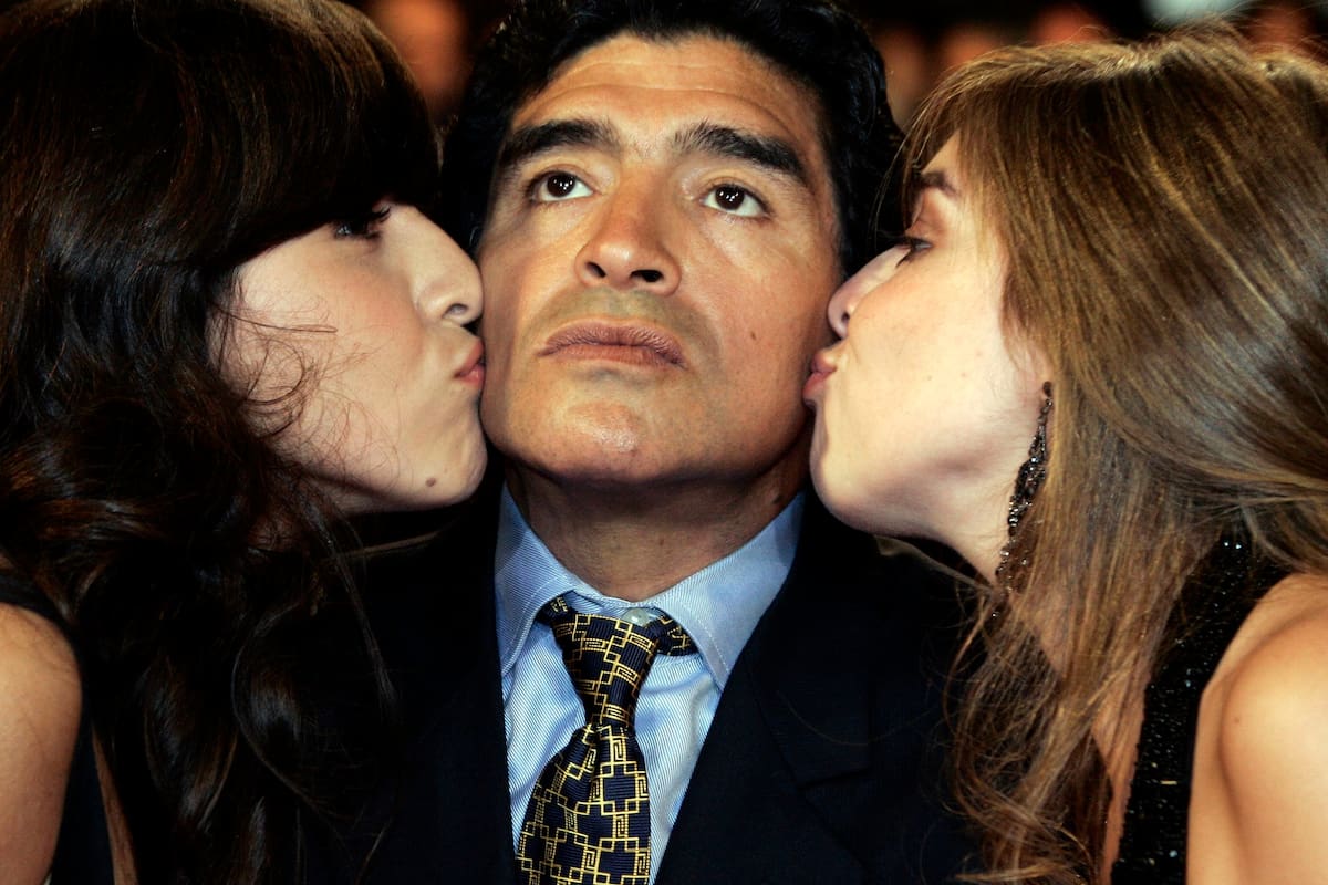 Diego Maradona y sus hijas.