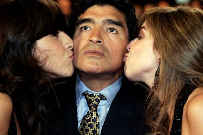 Diego Maradona y sus hijas.