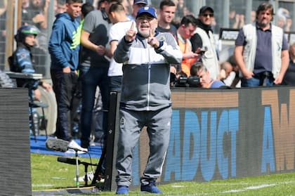 Diego Maradona ya dirige a Gimnasia frente a Racing.
