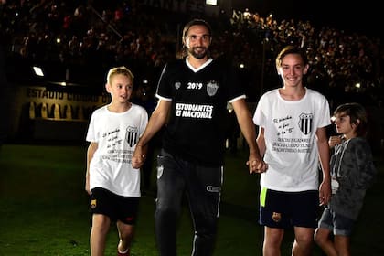 Diego Martínez, acompañado por sus hijos Valentín y Juan Cruz en los festejos por el ascenso a la primera Nacional