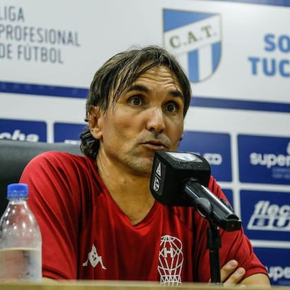Diego Martínez, durante una conferencia de prensa en Tucumán, aún con los colores de Huracán