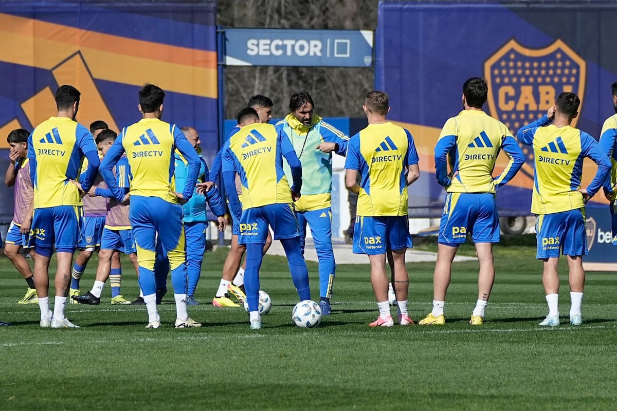 Diego Martínez en pleno entrenamiento con los jugadores de Boca