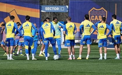 Diego Martínez en pleno entrenamiento con los jugadores de Boca: en la previa del partido con River tiene varias cosas para corregir