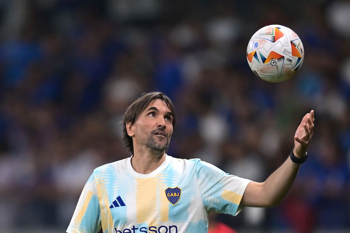 Diego Martínez trata de dominar la pelota en un momento del partido de Boca ante Cruzeiro, por la Copa Sudamericana 2024; la eliminación le aumenta la presión interna de cara a lo que viene