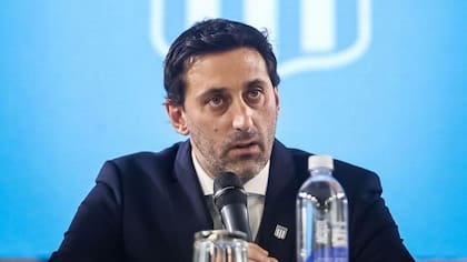 Diego Milito, presidente de Racing, en el momento más crítico de su gestión