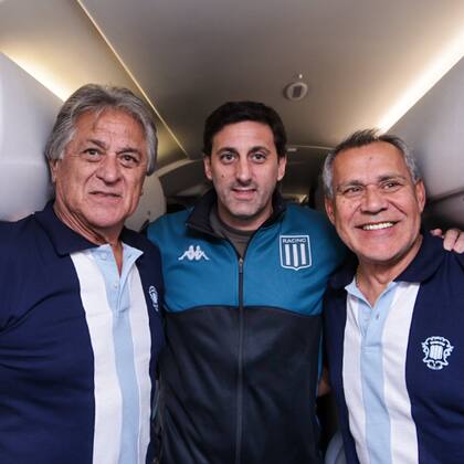 Diego Milito, presidente de Racing, flanqueado por dos glorias de la Academia que acompañaron en la nueva consagración: Ubaldo Fillol y Rubén Paz