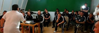 Diego motivando a los jugadores de Riestra