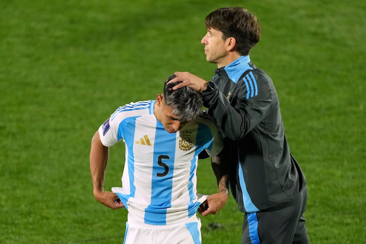 Diego Pacente consuela a Milton Delgado luego de la derrota argentina en la final ante Marruecos, por el Mundial Sub 20