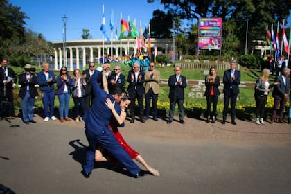 Diego Pérez y Soledad Cantarini, subcampeones mundiales de tango salón en 2010, en uno de los actos de apertura de los Juegos Suramericanos de la Juventud de Rosario.