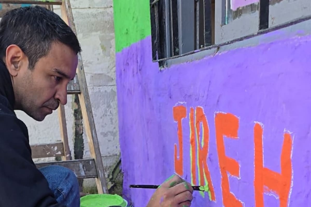 Diego pinta los nombres de los locales para que se destaquen