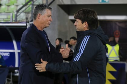 Diego Placente (a la derecha) sabe lo que es conducir a los juveniles; también es el DT del Sub 17