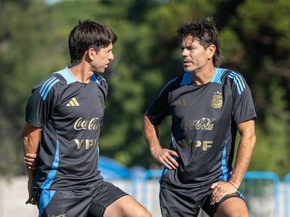 Diego Placente, entrenador de la selección Sub 20, y Ariel Garcé, uno de sus colaboradores