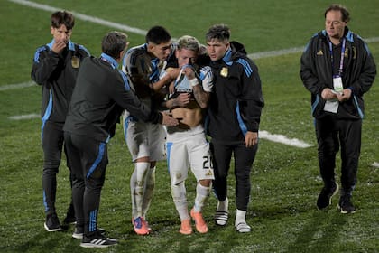 Diego Placente fue jugador y sabe que las palabras no alcanzan ante una jornada así: abrazó a Gianluca Prestianni en una tarea que continuaron compañeros y empleados.