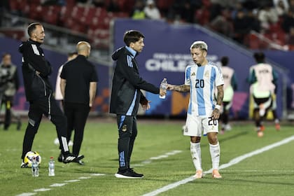 Diego Placente le da instrucciones a Prestianni en el partido de cuartos de final de la Copa Mundial Sub 20 entre México y Argentina, en el estadio Nacional de Chile